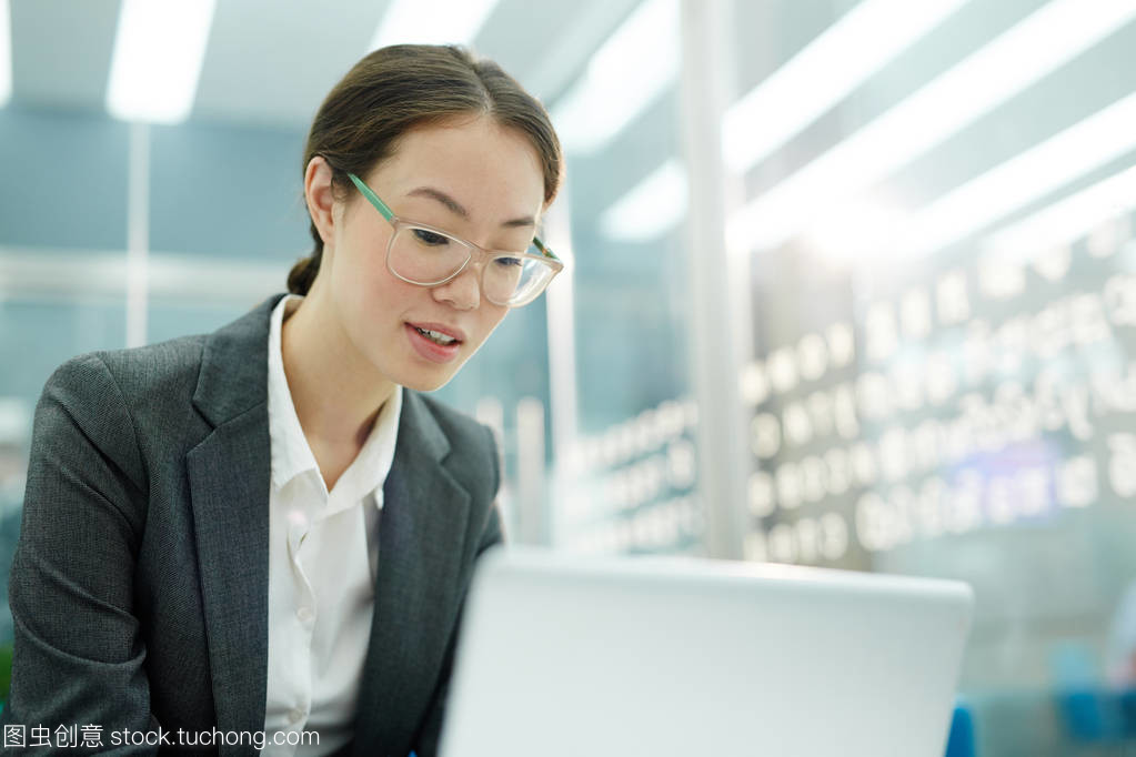年輕女實業家在辦公室的眼鏡網絡
