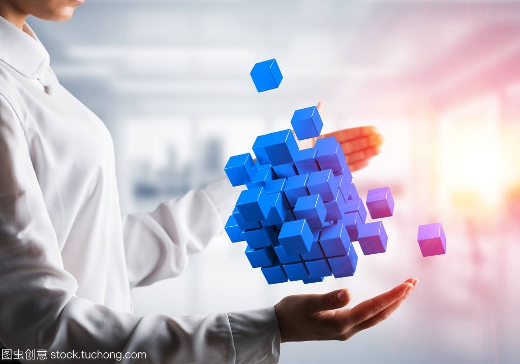 女實業家在辦公室背景下手持多個藍色立方體, 手里拿著陽光。混合介質