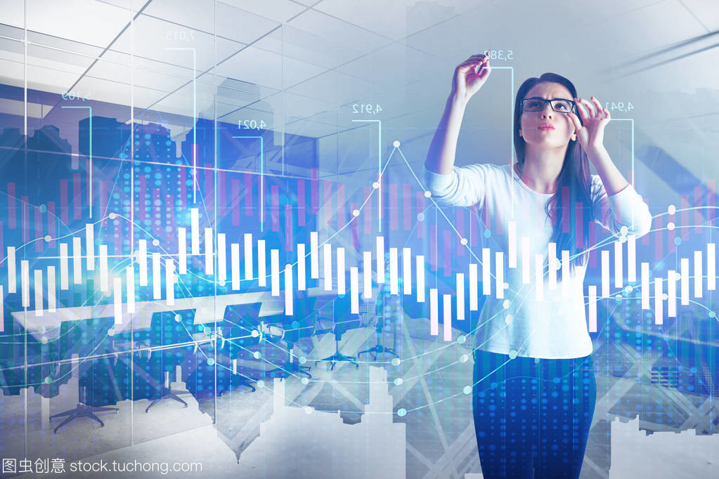 投資和營銷理念。在抽象的城市辦公室背景上指著外匯圖表的女實業家。雙曝光