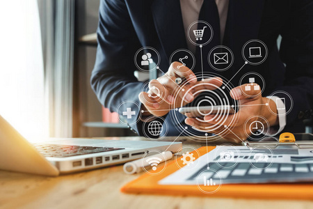 虛擬屏幕中的數(shù)字營(yíng)銷(xiāo)媒體. 女實(shí)業(yè)家手用手機(jī)和現(xiàn)代計(jì)算與 Vr 圖標(biāo)圖在辦公室在晨光